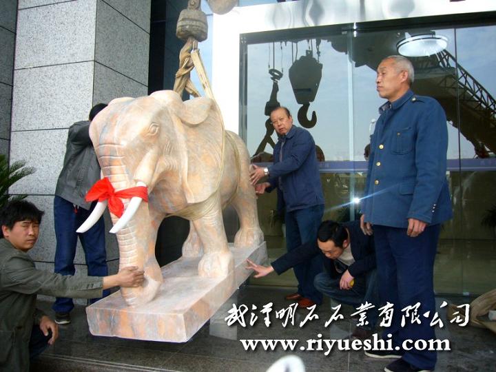 晚霞红石雕大象