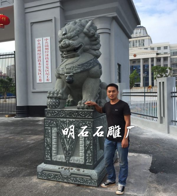 赣州青石石狮子